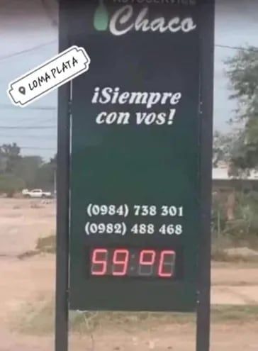 Un cartel en Loma Plata que indica una sensación térmica de 59 grados, aunque la temperatura oficial marca 42 grados.