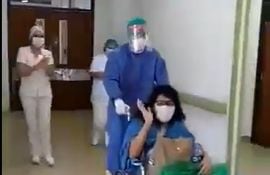 Paciente recuperada de coronavirus en el hospital Ingavi.