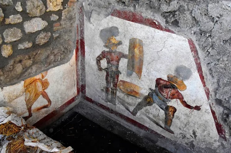 Un fresco que muestra la cruenta lucha de dos gladiadores, heridos y bañados en sangre, el último hallazgo en las excavaciones del yacimiento de Pompeya (sur), la ciudad romana sepultada y arrasada por la erupción del Vesubio hace dos milenios.