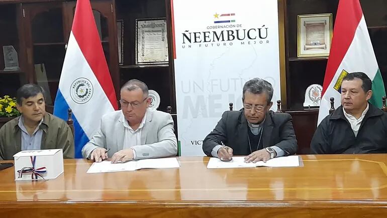 El obispo de la Diócesis de Misiones y Ñeembucú, Pedro Collar y el gobernador de Ñeembucú, Víctor Hugo Fornerón, firmaron un convenio de cooperación interinstitucional.