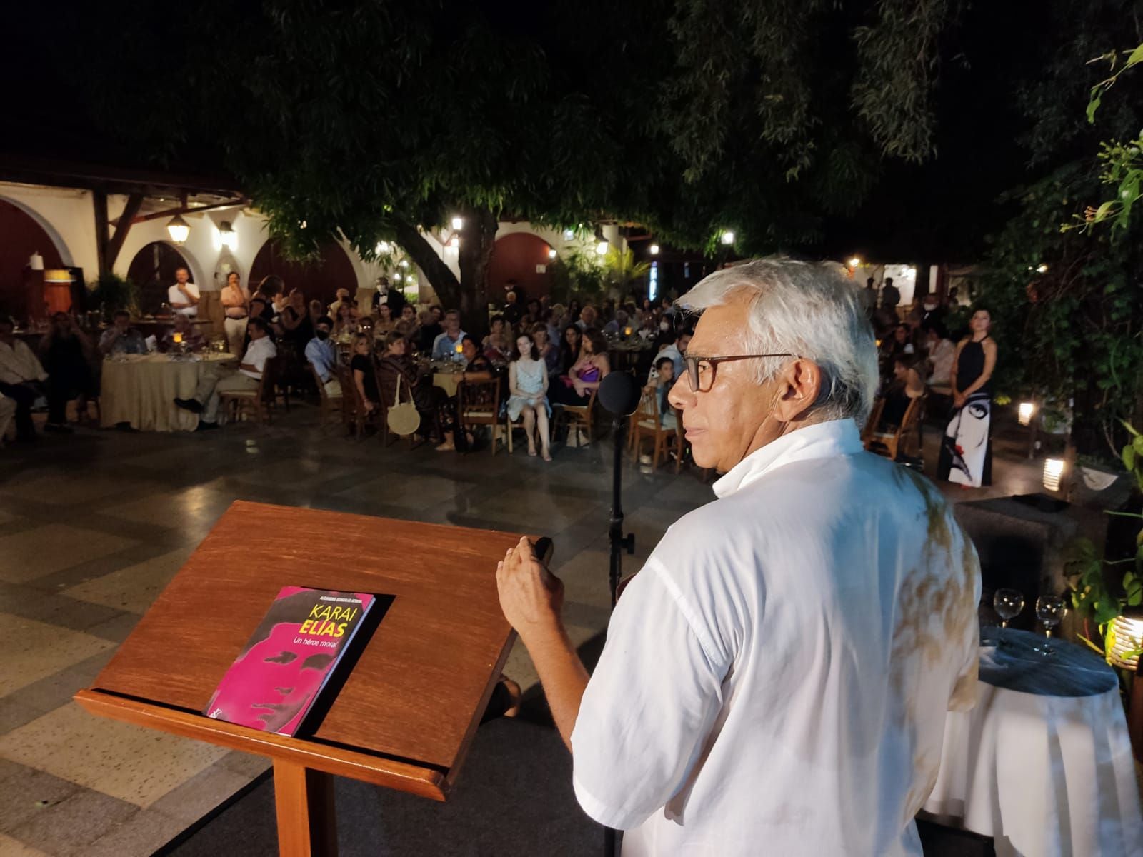 Alejandro González presentó su libro Karai Elias.