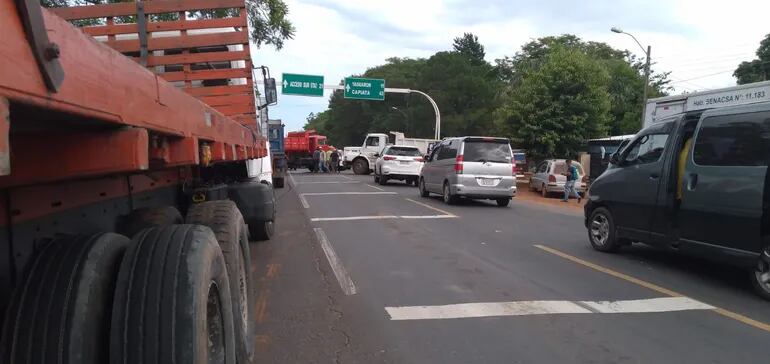 Camioneros, durante uno de los últimos bloqueos sobre la ruta PY01, en el marco de la crisis por los combustibles.