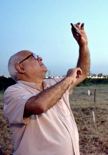 Blas Servín era un apasionado de la astronomía. Aquí observando un eclipse. Fotos cedidas por Nicolás Masloff