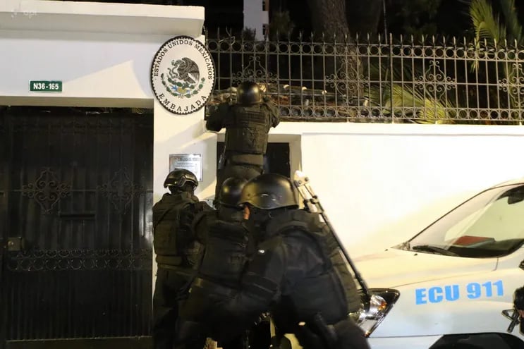 Fuerzas especiales de la policía ecuatoriana intentan ingresar a la embajada de México en Quito para arrestar al exvicepresidente de Ecuador, Jorge Glas.