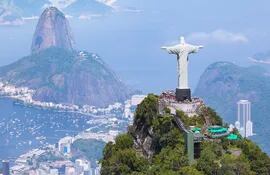 Vista aérea de Río de Janeiro con Cristo Redentor y Corcovado.