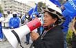 Una mujer indígena se manifiesta  para exigir la derogación de los precios de los combustibles,en Quito (Ecuador).