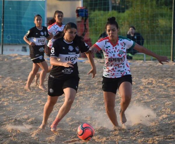 Las chicas de Olimpia y Génesis, en la disputa del balón en la Etapa 3 de la Superliga de fútbol playa.