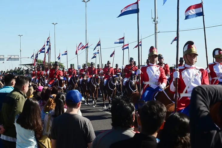 Miles de personas acompañaron el desfile militar y policial, en el marco del 212 aniversario de la independencia nacional.