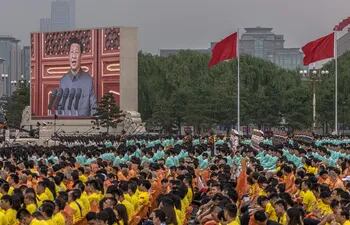 Tras su llegada al poder en 2012, el actual secretario general del PCCh y presidente de China, Xi Jinping (en pantalla), comenzó una campaña anticorrupción en la que más de un millón de funcionarios han recibido castigos por su conducta.