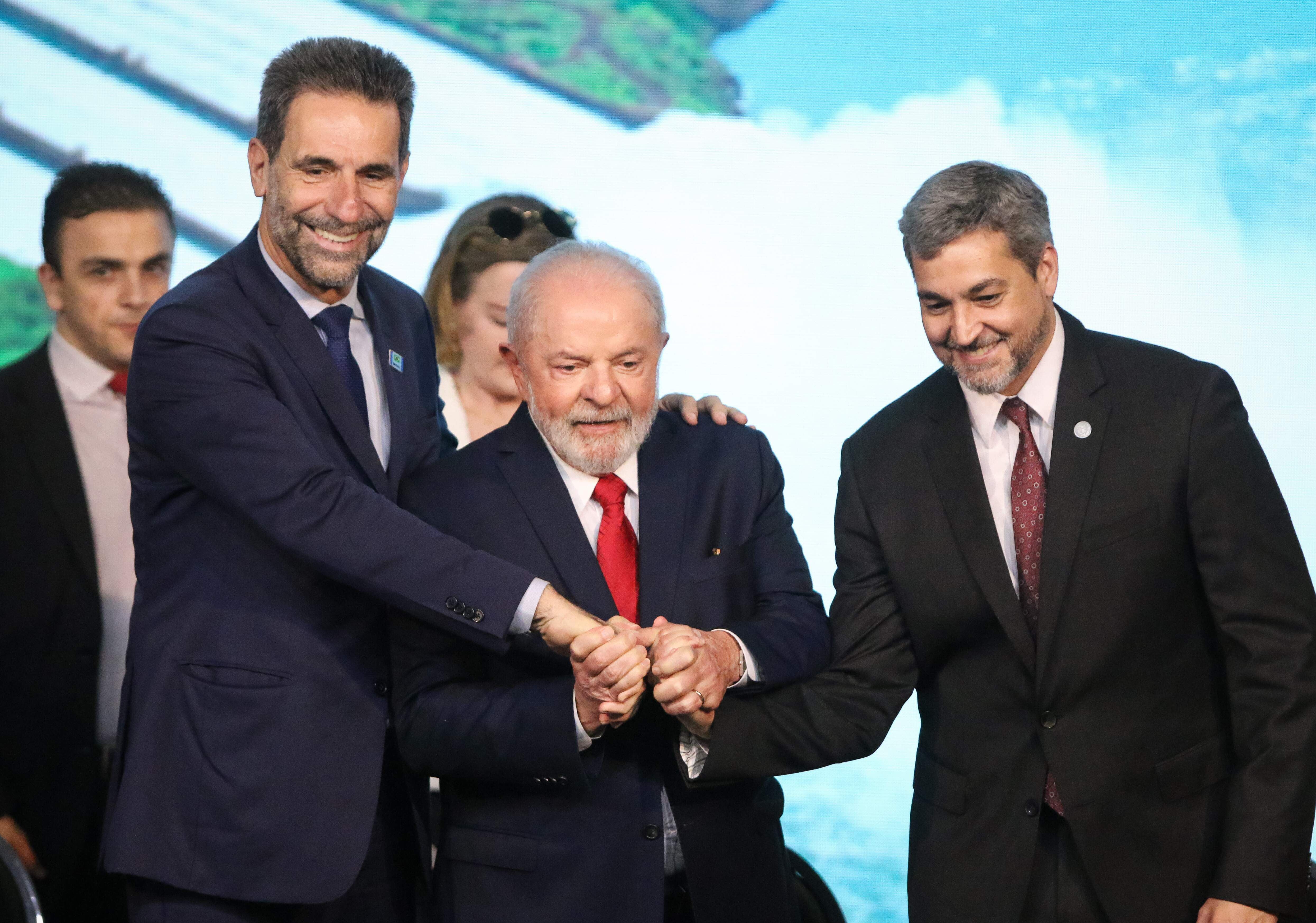 Los presidentes de nuestro país y del Brasil, Mario Abdo Benítez y Luiz Inácio Lula da Silva, con el nuevo director general brasileño de Itaipú, Enio Verri, en su reciente asunción al cargo.