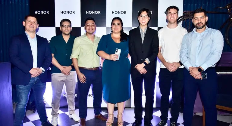 Luis Acosta, Alex Ramírez, Aquile Sánchez, Jazmín Núñez, Jonas Xu, Franco Ramírez y Diego Zaragoza, en el lanzamiento de HONOR 90.