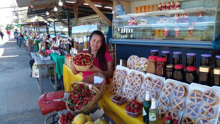 En el stand de "La frutilla de Ana" esperan al público con una variedad de productos.