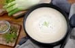 Fusión de sabores: la sopa de hinojo con un toque de vermut se crea mediante un enlace de intenso aroma anisado y sutil nota de hierbas, refinado por una delicada cobertura de nata.