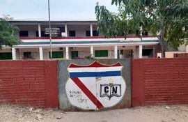 Portón llaveado en el colegio Angel Muzzolón, donde también se suspendieron las clases por el aumento de casos de COVID-19.