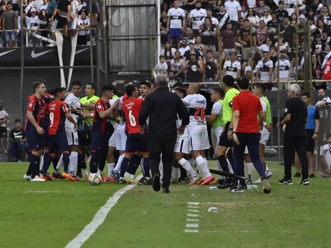 Incidentes entre jugadores de Olimpia y Cerro Porteño en el Manuel Ferreira durante el superclásico del fútbol paraguayo por el torneo Clausura 2022.