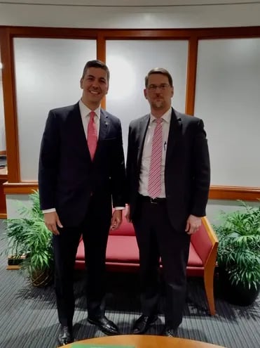 Santiago Peña visitó a Mark Wells (der.),  subsecretario adjunto de Estado de EE.UU. Fue este martes en Washington DC. (gentileza).