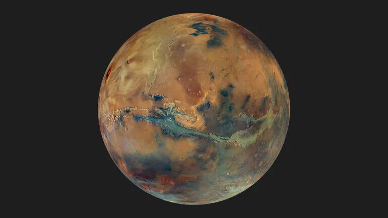 Una nueva imagen para contemplar Marte, "como nunca antes se había visto" y con unos colores sin precedentes, marca los 20 años de la misión Mars Express de la Agencia Espacial Europea (ESA) orbitando el planeta rojo. Una prueba de resistencia, pues los dos años previstos son ya dos décadas