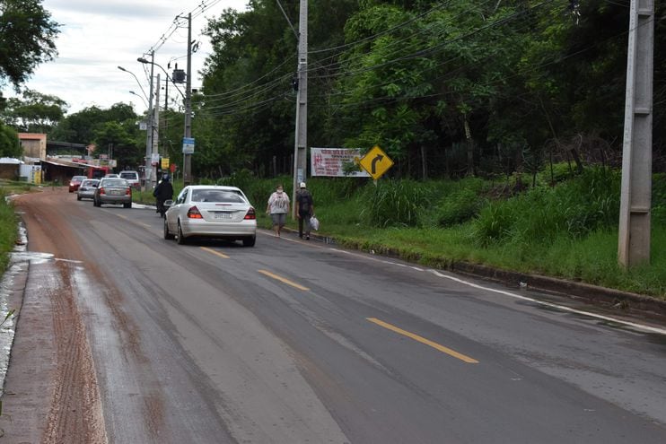 Transeúntes caminan entre los vehículos sobre la avenida Pratt Gill de la compañía Pa'i Ñu de la ciudad de Ñemby.