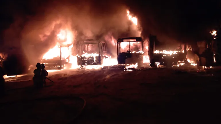 Al menos seis buses de la empresa de transporte Cerro Koi fueron consumidos totalmente por las llamas.