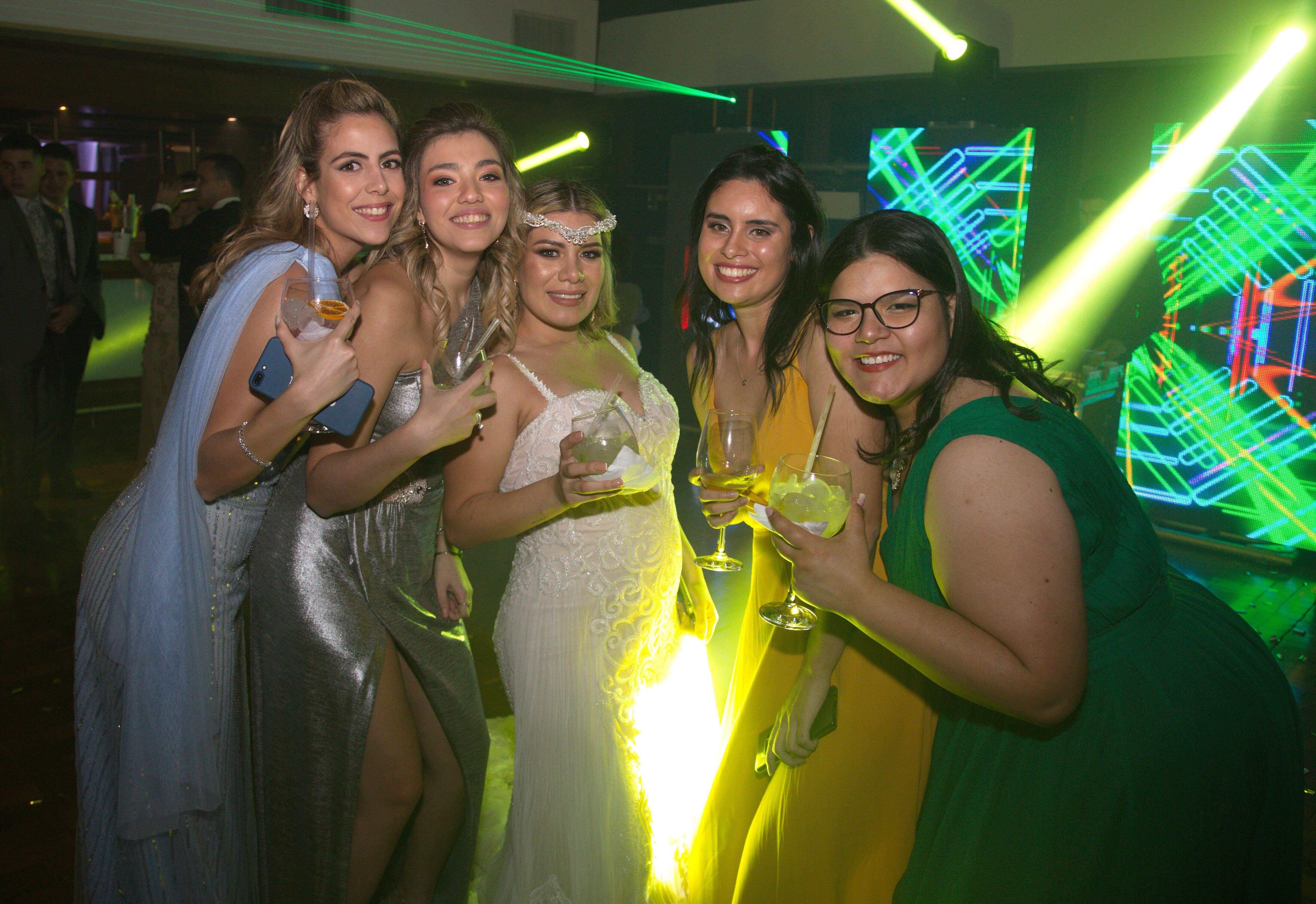 La novia con sus amigas María Fe Mavrelis, Lia Alvarenga, Mara Cáceres e Isabel Barrios. 