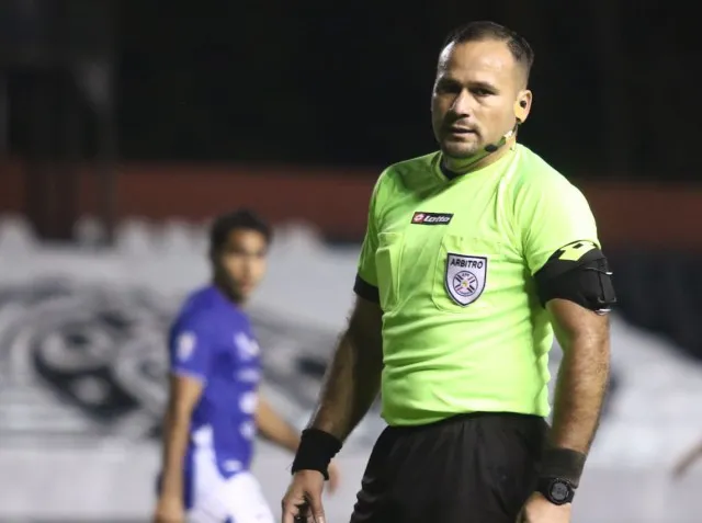 Giancarlos Juliadoza, árbitro de Ameliano vs. Cerro Porteño.