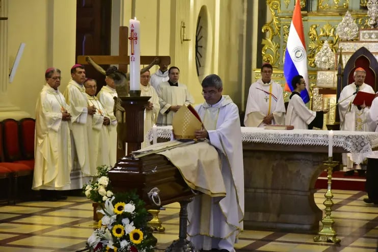 Última misa exequial antes del sepelio de monseñor Pastor Cuquejo, cuyos restos ya reposan en la Catedral Metropolitana de Asunción.