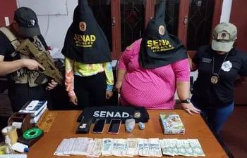 Dos mujeres fueron detenidas en San Juan Bautista, Misiones, por agentes de las SENAD, trasportando una gran cantidad de drogas y dinero en efectivo.