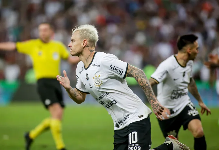 Pablo Guedes festeja el tanto de la paridad del Corinthians contra Fluminense en la ida de las semifinales de la Copa de Brasil.