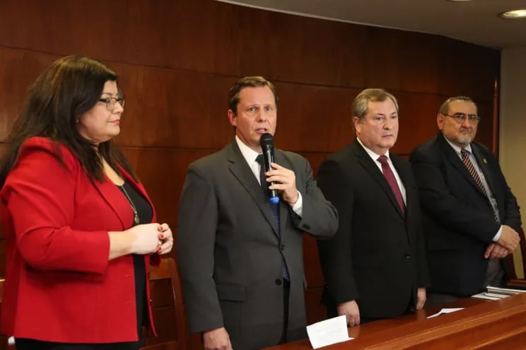 De izquierda a derecha, los ministros María Carolina Llanes (vicepresidenta 2°), Alberto Martínez Simón (presidente), Eugenio Jiménez Rolón (expresidente) y Antonio Fretes (vicepresidente 1°).