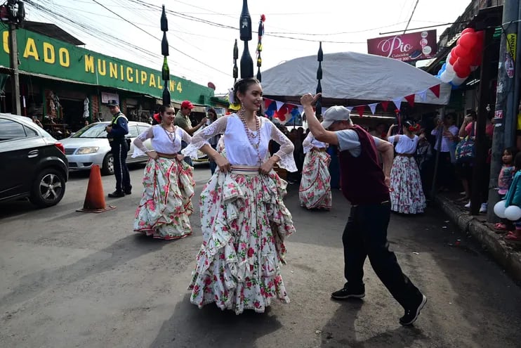 Danzas típicas del Paraguay amenizan el San Juan Ára Rire que se realiza hasta las 17:00 en el Mercado 4.