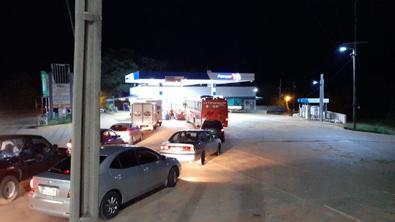 Largas filas de vehículos en estaciones Petropar de Carapeguá
