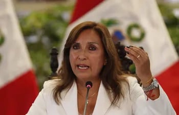 Fotografía de archivo fechada el 24 de enero de 2023 que muestra a la presidenta del Perú, Dina Boluarte, mientras habla durante una rueda de prensa en Lima (Perú).