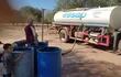 Camiones cisternas llevan agua a las comunidades María Auxiliadora y Toro Pampa.