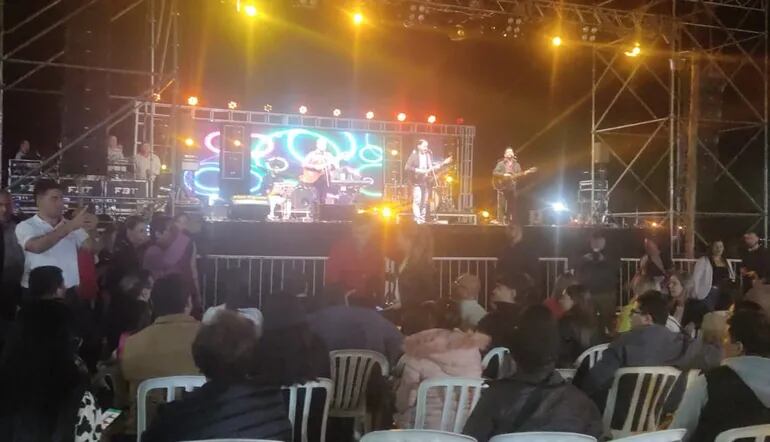 Alex Cyncar y su grupo Los de Siempre, durante el festival aniversario de Carmen del Paraná, la noche del sábado, en el local del club de pesca “Tacuary”.