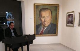 La imagen del dictador Alfredo Stroessner ubicado en el centro de una de las paredes, dominando la escena.