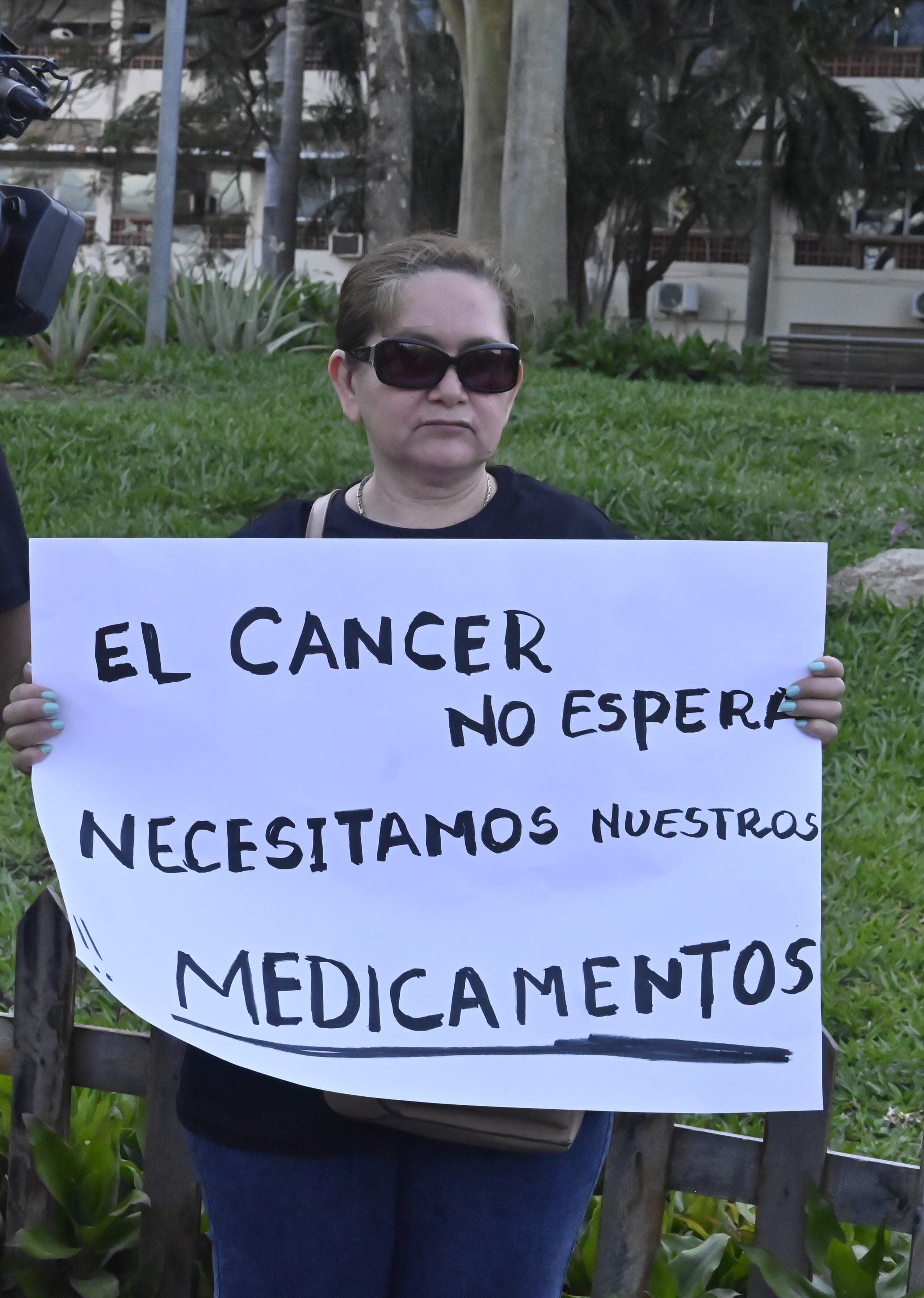 "El cáncer no espera" reza el cartel de una paciente oncológica del IPS. 