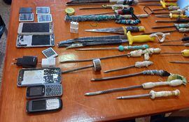 Una gran cantidad de “estoques” y cuatro machetillos fueron incautados durante una inspección en dos pabellones del Centro de Rehabilitación Social (Cereso), penitenciaría regional.