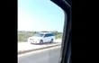 Así fue filmado este intrépido conductor, que decidió "agilizar" su tránsito circulando por la vereda de la Costanera.