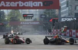 El Red Bull Racing del mexicano Sergio Pérez (d) por delante del Ferrari del monegasco Charles Leclerc en la carrera sprint del Gran Premio de Azerbaiyán en el Circuito Internacional de Bakú.