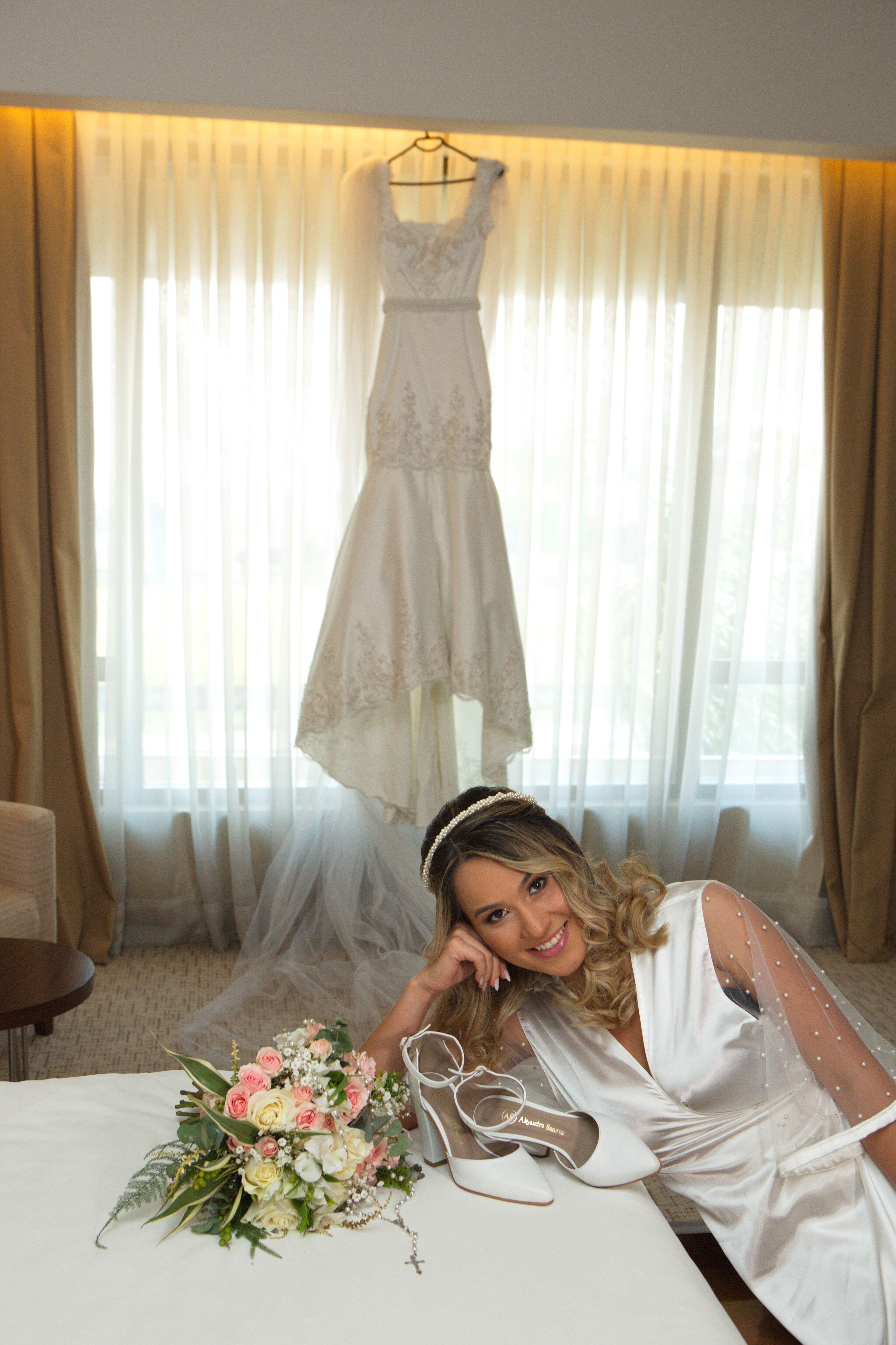 La novia lució radiante con un vestido diseñado y confeccionado por Juana Leiva y llevó un delicado ramo de flores naturales.