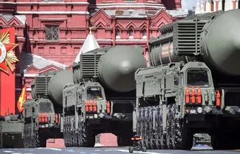 Lanzaderas rusas de misiles balísticos intercontinentales durante un desfile militar en Moscú, en mayo de 2022.
