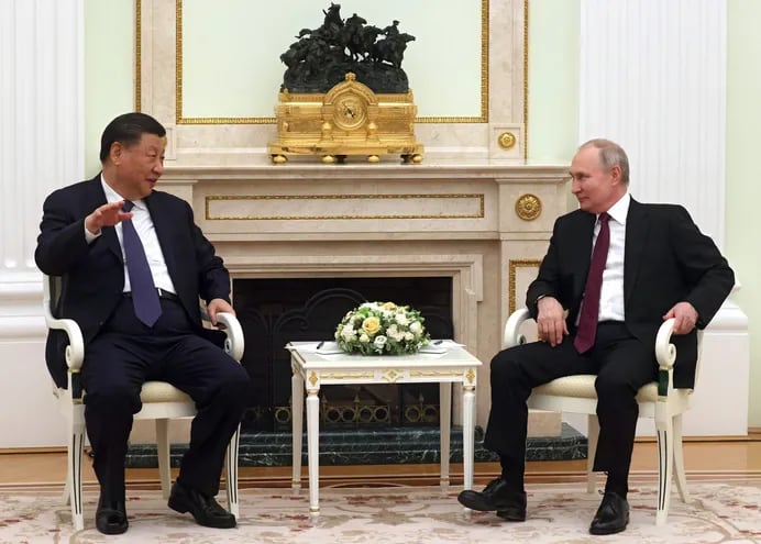El presidente de Rusia, Vladimir Putin (d) conversa con el gobernante chino, Xi Jinping (i), en el Kremlin. (EFE)