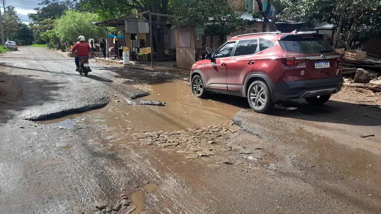 Un enorme bache en la calle 29 de Junio del barrio Mbocayaty de Ñemby que pone en peligro a los conductores. Los vecinos exigen la reparación.