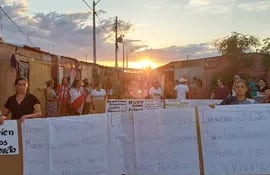 Familias instaladas en un refugio de la Costanera Norte exigen que la Municipalidad de Asunción y el Ministerio de Urbanismo Vivienda y Hábitat (MUVH) cumplan la promesa de reubicarlas.