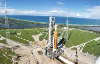 Imagen cedida por la NASA donde se aprecia una vista del sistema de lanzamiento espacial Artemis I (SLS) y la nave espacial Orion sobre el lanzador móvil instalados en la plataforma de lanzamiento 39B en el Centro Espacial Kennedy de la NASA en Florida.  (EFE)