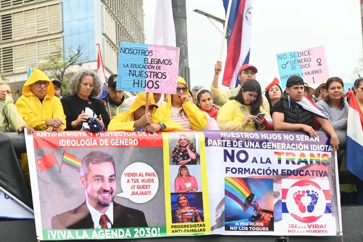 Manifestación de sectores ultraconservadores, quienes defienden la "familia" ante la supuesta "ideología de género".