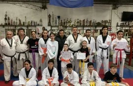 Examen en la academia Chung-Mu, con presencia del titular de la Confederación Paraguaya de Taekwondo, maestro Carlos Moreno.