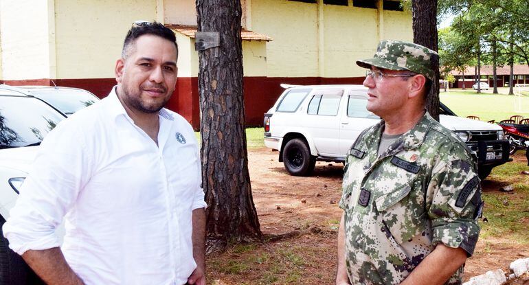 El defensor del Pueblo, Miguel Godoy (i), fue recibido ayer por el jefe del Comisoe Cnel. Ignacio Díaz, en su visita a la unidad militar.