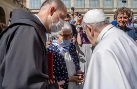 El papa Francisco en su reunión con Lidia Maksymowicsz, sobreviviente del campo de concentración Auschwitz-Birkenau.