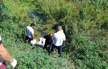 El cuerpo sin vida del joven Francisco Javier Jara Contreras fue encontrado por vecinos del barrio San José, en el arroyo Ñeembucú, en n el sector denominado Pa´i Kué.